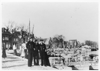 RK-0178 Zierikzee. Nieuwe Haven / 't Luitje. Matrozen van Duitse patrouillevaartuigen poseren op de kade.