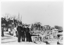 RK-0178 Zierikzee. Nieuwe Haven / 't Luitje. Matrozen van Duitse patrouillevaartuigen poseren op de kade.