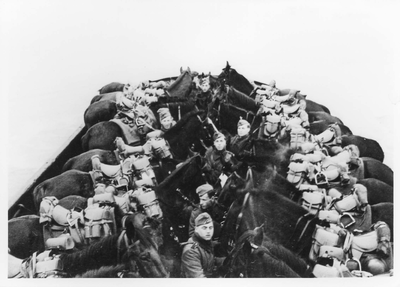 RK-0217 Zijpe. Duitse cavalerie wordt per schuit overgezet