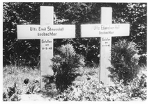 RK-0243 Haamstede. Graven van twee omgekomen bemanningsleden van een Duitse Heinkel 111, op 11 mei 1940 neergeschoten ...