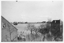 RK-0250 Nieuwerkerk. Stationsstraat. Inundatie tijdens de Tweede Wereldoorlog. Rechts staat het stationsgebouw van de ...