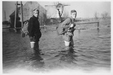 RK-0254 Nieuwerkerk. De molen op de achtergrond in het water tijdens de Inundatie in de Tweede Wereldoorlog. Twee ...