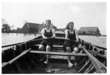 RK-0263 Nieuwerkerk. Twee meisjes in een roeiboot tijdens de inundatie.