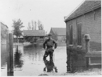 RK-0283 Nieuwerkerk. Ooststraat. W.d. Reus. Inundatie tijdens de Tweede Wereldoorlog.