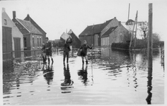 RK-0284 Nieuwerkerk. Inundatie tijdens de Tweede Wereldoorlog. Links burgemeester van Eeten