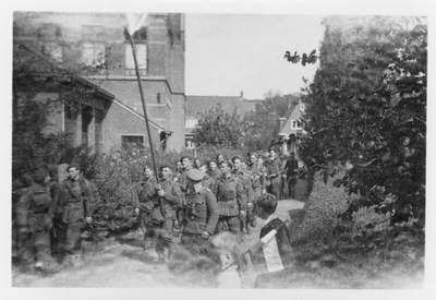 RK-0287 Zierikzee. Commando's die de stad bevrijden, hieronder bevindt zich B. van Liempt uit Etten