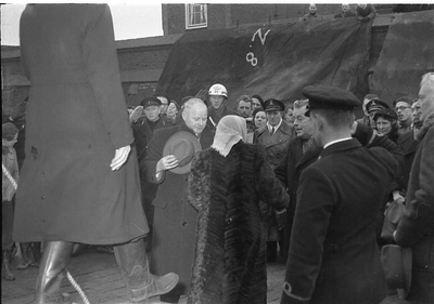 RK-0589 Zierikzee. 't Luitje. H.M. Koningin Juliana bezoekt Zierikzee na de watersnoodramp. Ontvangst door burgemeester ...