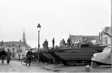 RK-0602 Zierikzee. Havenplein. DUKW's van het in Duitsland gelegerde Amerikaanse leger. Met fiets politieagent Nico Schults.