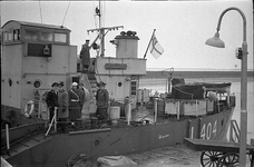 RK-0619 Zierikzee. 't Luitje. Marinevaartuig H.M. 'Schouwen' aan de aanlegsteiger van de Provinciale boot.