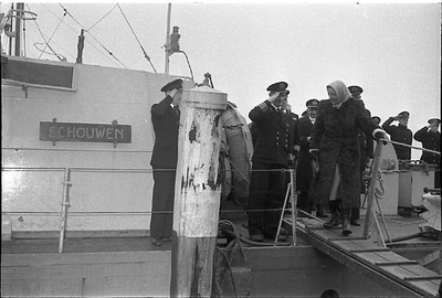 RK-0627 Zierikzee. 't Luitje. Koningin Juliana arriveert te Zierikzee aan boord van het Rijkspolitievaartuig RP 4 . Zij ...