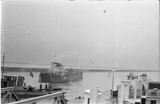 RK-0630 Zierikzee. Landingsvaartuig L 404 in het Havenkanaal bij 't Luitje.