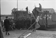 RK-0632 Zierikzee. Nieuwe Haven. Het lossen van een aggregaat uit het landingsvaartuig L 404 van de Koninklijk Marine.