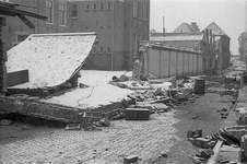 RK-0634 Zierikzee. Lange Sint Janstraat. Omgevallen muur van het achterplein van de Openbare Lagere School aan de ...