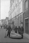 RK-0640 Zierikzee. Meelstraat. Brandweerlieden (v.l.n.r Jaap Quant, NN, NN en Kees Bastiaanse) voor het stadhuis.
