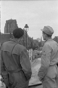RK-0650 Zierikzee. Westbrug / Weststraat. Arnold Verbeek (links) in gesprek met een Duitse hulpverlener.