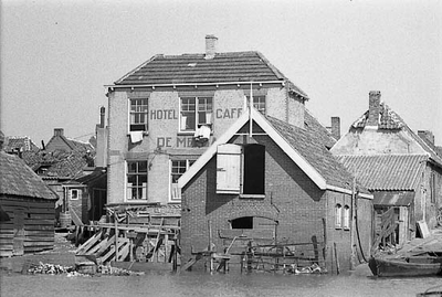 RK-0746 Nieuwerkerk. Hoge Kerkstraat. Café De Meebaal , van de achterzijde gezien.