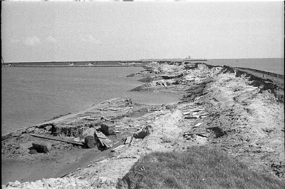 RK-0766 Kerkwerve. Beschadigde zeedijk ter hoogte van Moriaanshoofd.
