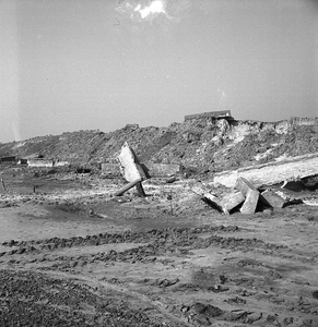 RK-0909 Bommenede. Zeedijk met beschadigde 'De Muraltmuur'.