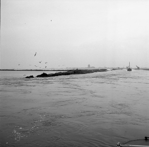 RK-1019 Zierikzee. Havenkanaal. Links de beschadigde Westhavendijk; op de achtergrond het silhouet van Zierikzee.