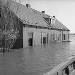 RK-1028 Nieuwerkerk. U.N.A.straat. Beschadigde huizen in het water