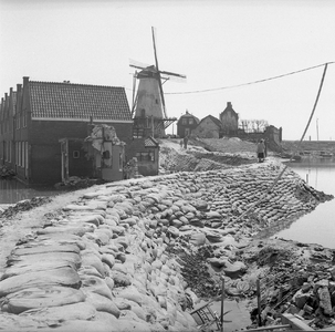 RK-1050 Zierikzee. Hoofdpoortstraat Zandzakkendam die om de stadskern van Zierikzee was gelegd. Op de achtergrond molen ...