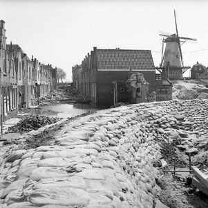 RK-1052 Zierikzee. Hoofdpoortstraat Zandzakkendam die om de stadskern van Zierikzee was gelegd. Op de achtergrond molen ...