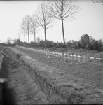 RK-1117 Zierikzee. Algemene begraafplaats Scheepstimmerdijk. Noodgraven watersnoodslachtoffers. Rechts het maststation ...