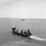 RK-1268 Capelle. Vierbannenpolder. PZEM-personeel en passagiers onderweg naar Ouwerkerk of Nieuwerkerk voor ...