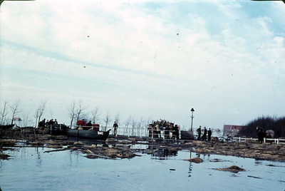 RK-1404 Zierikzee. Watersnoodramp 1953. Westbrug. Landbouwwerktuigen worden uit de polder gehaald.