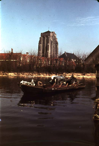 RK-1407 Zierikzee. Watersnoodramp 1953. Achterzijde Weststraat. Landbouwwerktuigen worden uit de polder gehaald.