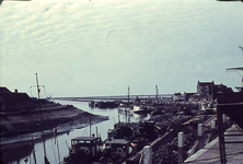 RK-1411 Zierikzee. Watersnoodramp 1953. Nieuwe Haven met gezicht op de Westhavendijk. Schepen met stortsteen voor ...