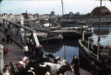 RK-1413 Zierikzee. Watersnoodramp 1953. Nieuwe Haven Schepen met stortsteen voor dijkherstel. Koeien op de ...