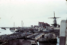 RK-1416 Zierikzee. Watersnoodramp 1953. Nieuwe Haven met gezicht op de Westhavendijk. Schepen met stortsteen voor ...