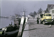 RK-1453 Zierikzee. Nieuwe Haven. Drinkwatervoorziening met een tankauto van de Koninklijke 'Zeelandia. De tankaute ...