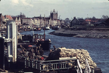 RK-1474 Zierikzee. Watersnoodramp 1953. Gezicht op de Nieuwe Haven vanaf de Westhavendijk. Vooraad zandzakken op de ...