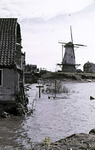 RK-1484 Zierikzee. Watersnoodramp 1953. Gezicht op het Bolwerk met stellingmolen 'De Haas', gezien vanuit de ...