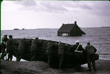 RK-1498 Capelle. Watersnoodramp 1953. Aanlegplaats aan de Stenendijk voor boten die de verbinding met de dorpen in de ...