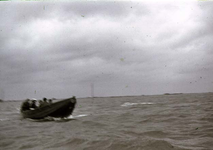 RK-1499 Capelle. Watersnoodramp 1953. Vanaf de aanlegplaats aan de Stenendijk bij Capelle werd d.m.v. boten die de ...