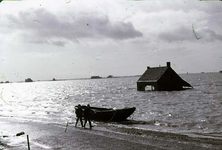 RK-1503 Capelle. Watersnoodramp 1953. Aanlegplaats aan de Stenendijk voor boten die de verbinding met de dorpen in de ...