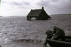 RK-1507 Capelle. Watersnoodramp 1953. Aanlegplaats aan de Stenendijk voor boten die de verbinding met de dorpen in de ...