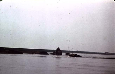 RK-1541 Zierikzee. Watersnoodramp 1953. Beschadigde Westhavendijk. Woning familie Koos den Boer.