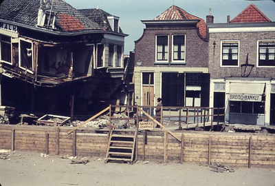 RK-1556 Zierikzee. Watersnoodramp 1953. Nieuwe Haven,, hoek Zevenhuisstraat. Links: het verwoeste Hotel Smalheer. ...