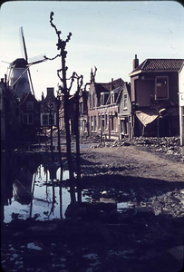 RK-1559 Zierikzee. Watersnoodramp 1953. Breedstraat. Gezicht op de stellingmolen 'De Haas'. Rechts: het verwoeste huis ...
