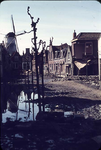 RK-1559 Zierikzee. Watersnoodramp 1953. Breedstraat. Gezicht op de stellingmolen 'De Haas'. Rechts: het verwoeste huis ...