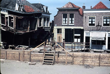 RK-1561 Zierikzee. Watersnoodramp 1953. Nieuwe Haven,, hoek Zevenhuisstraat. Links: het verwoeste Hotel Smalheer. ...