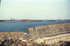 RK-1563 Zierikzee. Watersnoodramp 1953. Gezicht op Zierikzee vanaf de zeedijk bij het Westhavenhoofd.