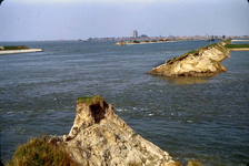 RK-1566 Zierikzee. Watersnoodramp 1953. Gezicht op Zierikzee vanaf de Oosthavendijk. Met doorgebroken Oost- en Westhavendijk.