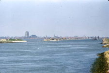 RK-1568 Zierikzee. Watersnoodramp 1953. Gezicht op Zierikzee vanaf de Oosthavendijk.