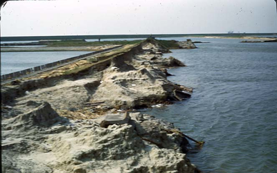 RK-1574 Zierikzee. Watersnoodramp 1953. Gezicht in de polder 'Zuidhoek' met doorgebroken Oost- en Westhavendijk.