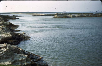 RK-1582 Zierikzee. Watersnoodramp 1953. Gezicht in de polder 'Zuidhoek' met doorgebroken Oost- en Westhavendijk.